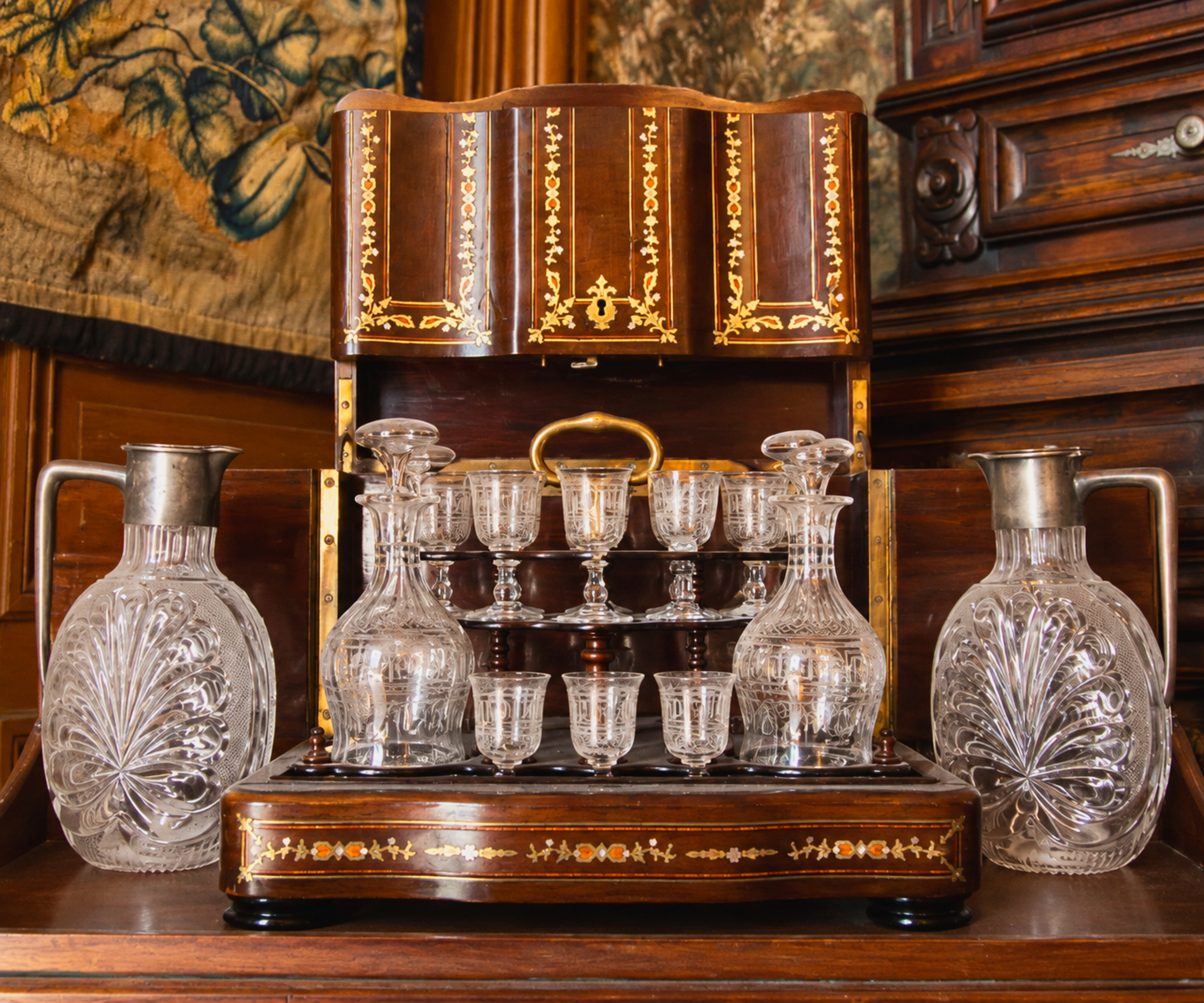 Cabinet à liqueurs en cristal et bois précieux