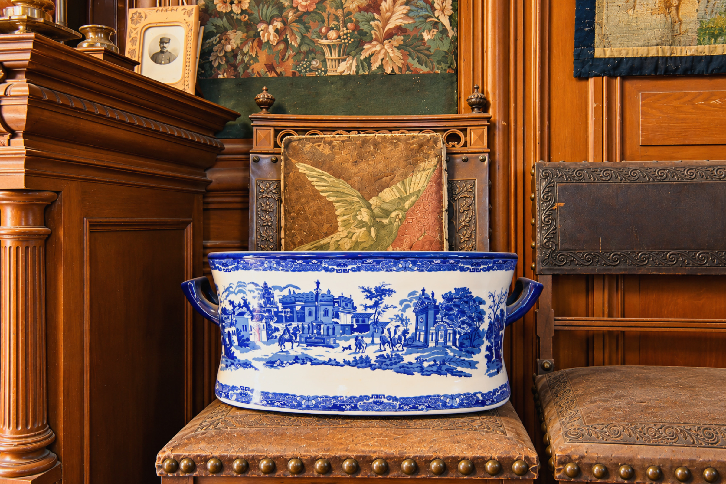 Jardinière bleu et blanc dans un intérieur antique