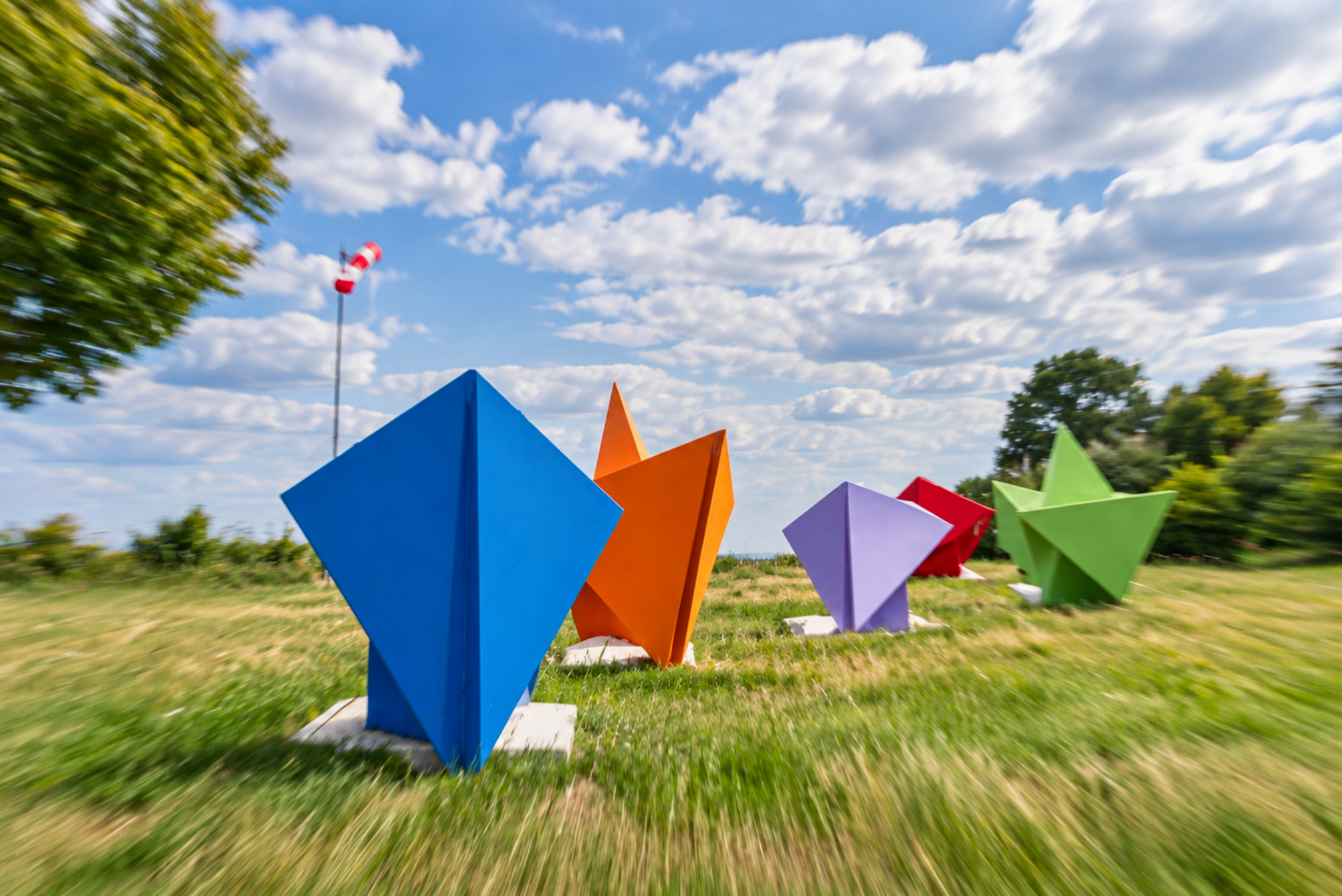 Sur les rives de Port Maubert, Cinq Petits Bateaux réalisée par le sculpteur Philippe Vaz dans le cadre du festival d'art contemporain en (1)