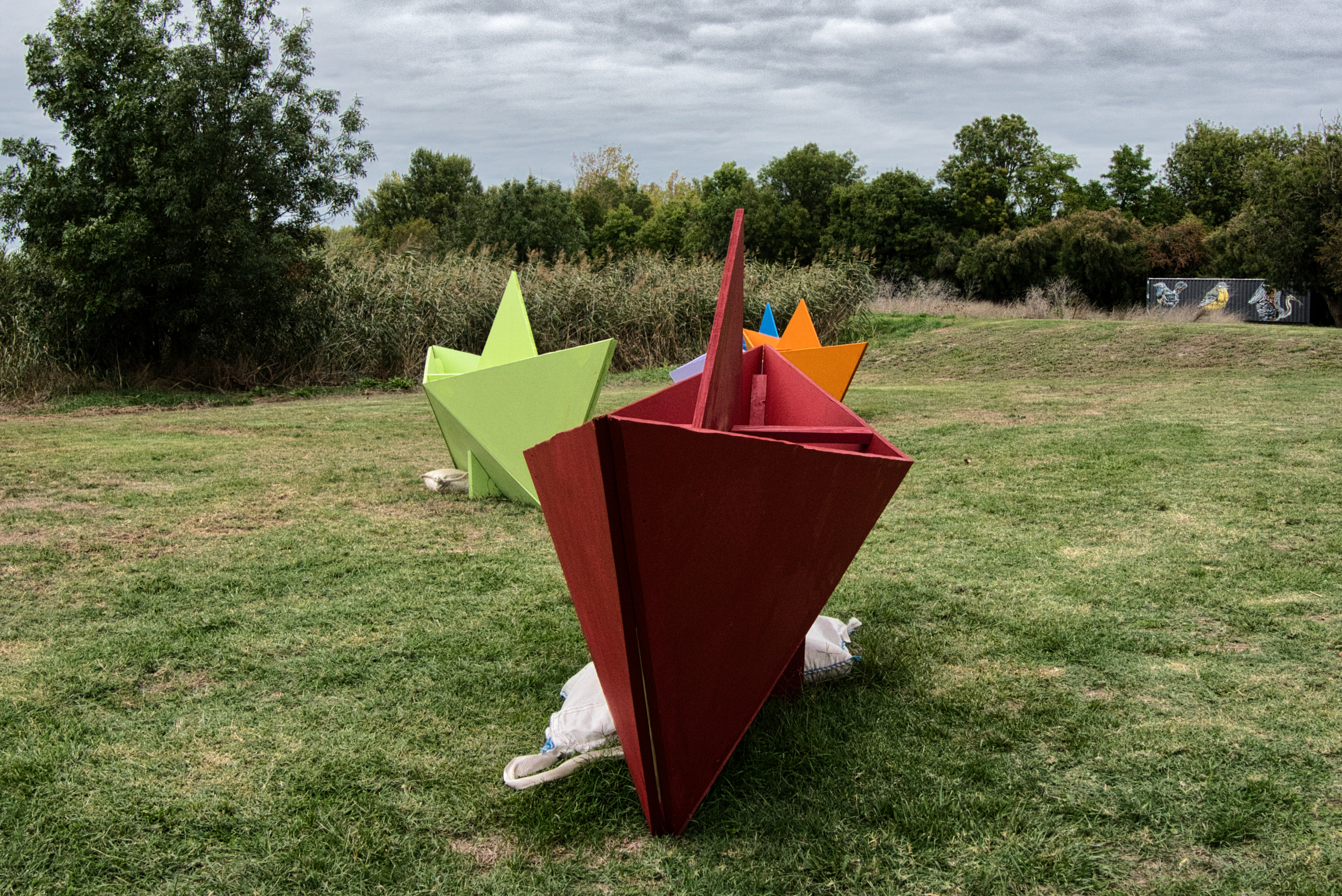 Sur les rives de Port Maubert, Cinq Petits Bateaux réalisée par le sculpteur Philippe Vaz dans le cadre du festival d'art contemporain en (2)
