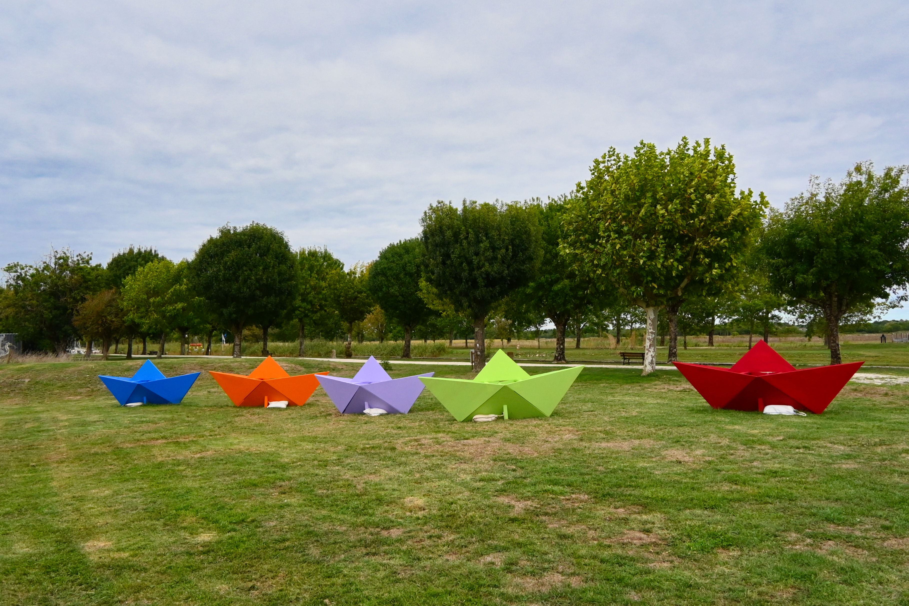 Sur les rives de Port Maubert, Cinq Petits Bateaux réalisée par le sculpteur Philippe Vaz dans le cadre du festival d'art contemporain en (3)