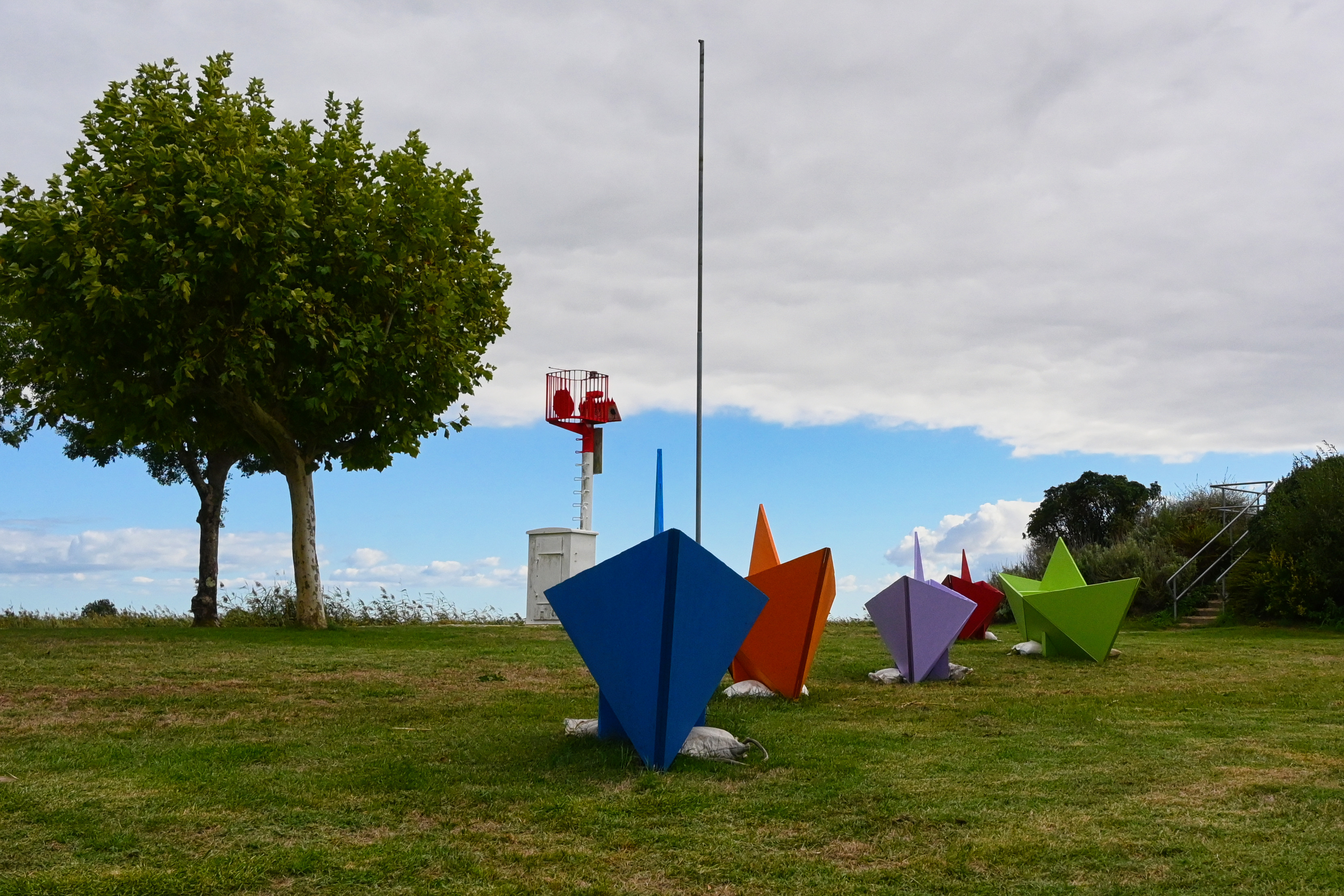 Sur les rives de Port Maubert, Cinq Petits Bateaux réalisée par le sculpteur Philippe Vaz dans le cadre du festival d'art contemporain en (4)
