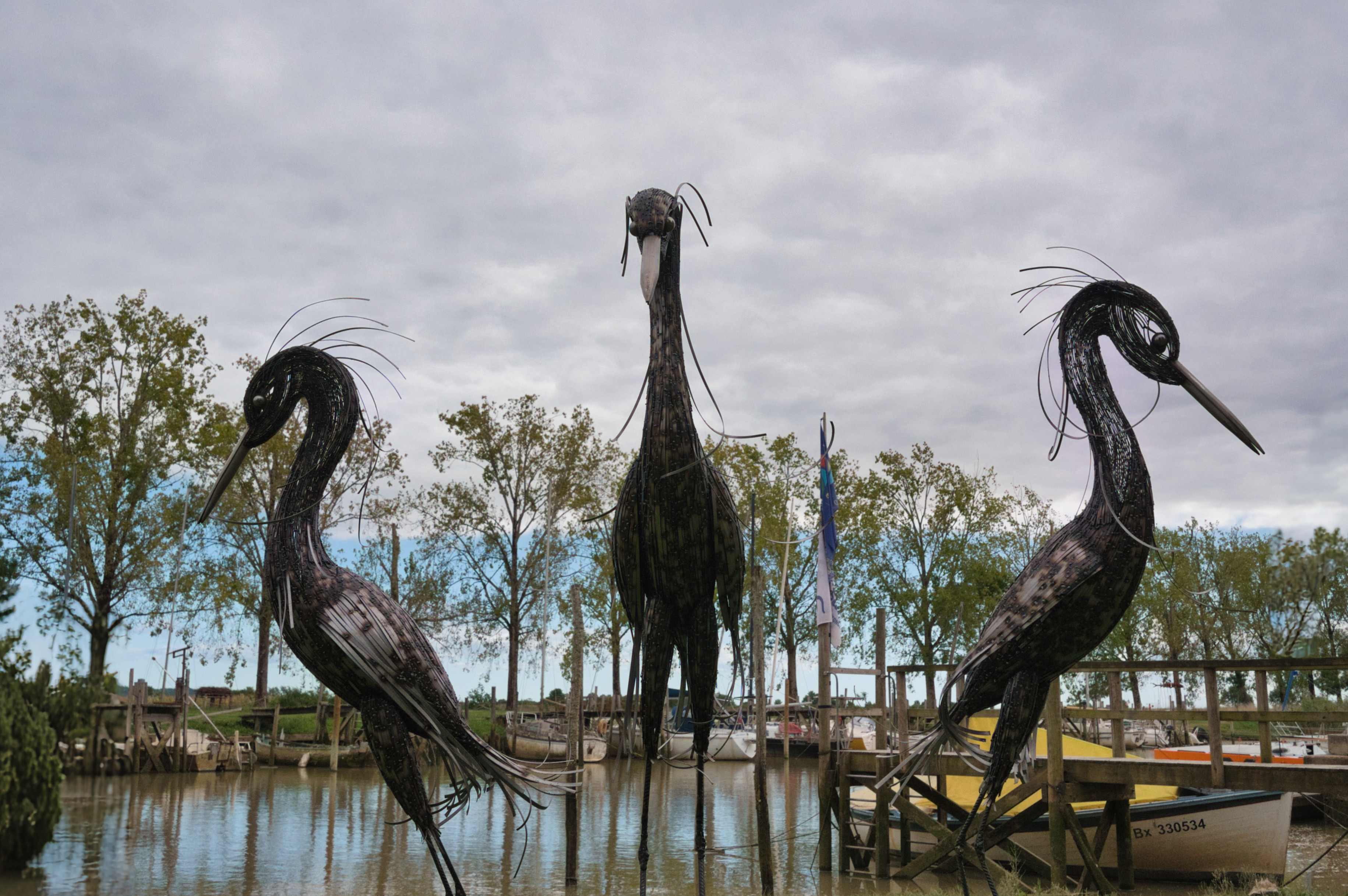 Une installation monumentale représentant trois grands hérons sculptés par l'artiste Laurent Garreau (6)