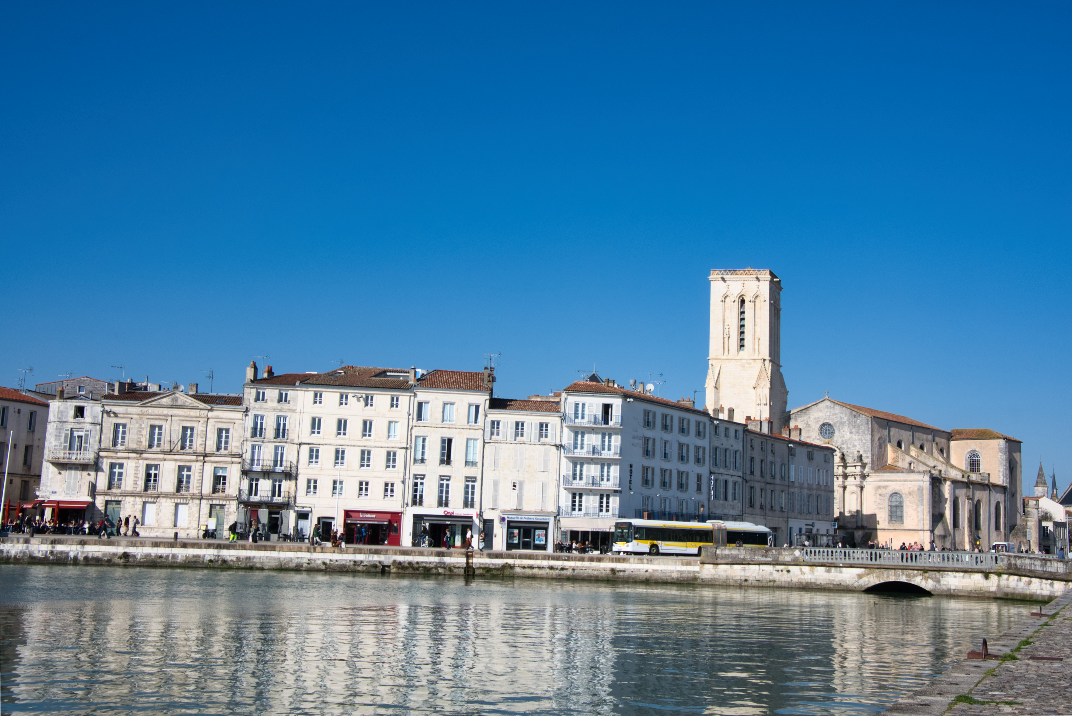 La Rochelle La Grosse Horloge Les deux tours Tour Saint Nicolas Tour de la Chaine l'Eglise Saint Sauveur la Tour de la Lanterne (4)
