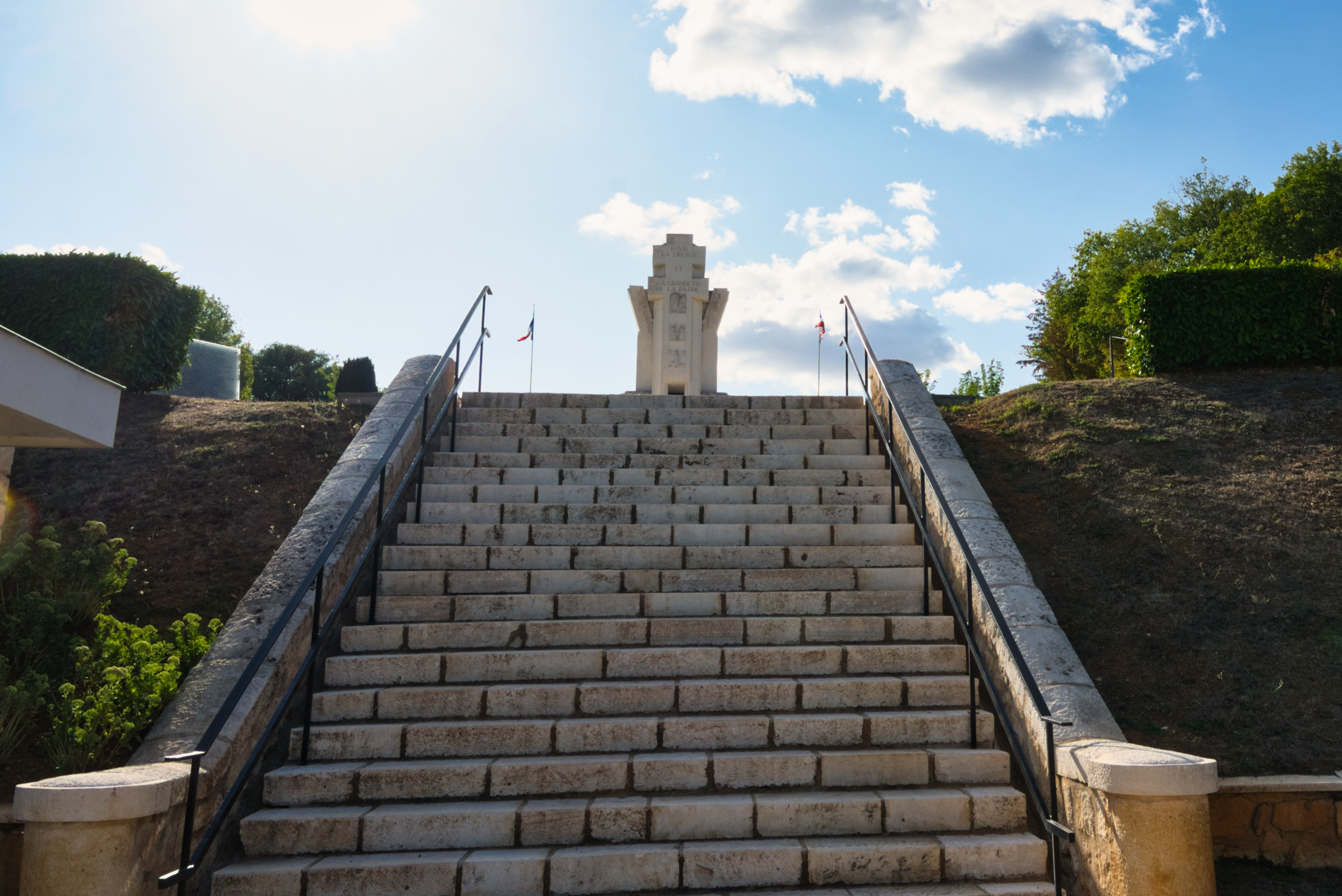 Inauguration Le 21 octobre 1951 par le président Vincent Auriol, Un espace de 2 hectares qui abrite les tombes de plus de 2 200 résistants et soldats (2)