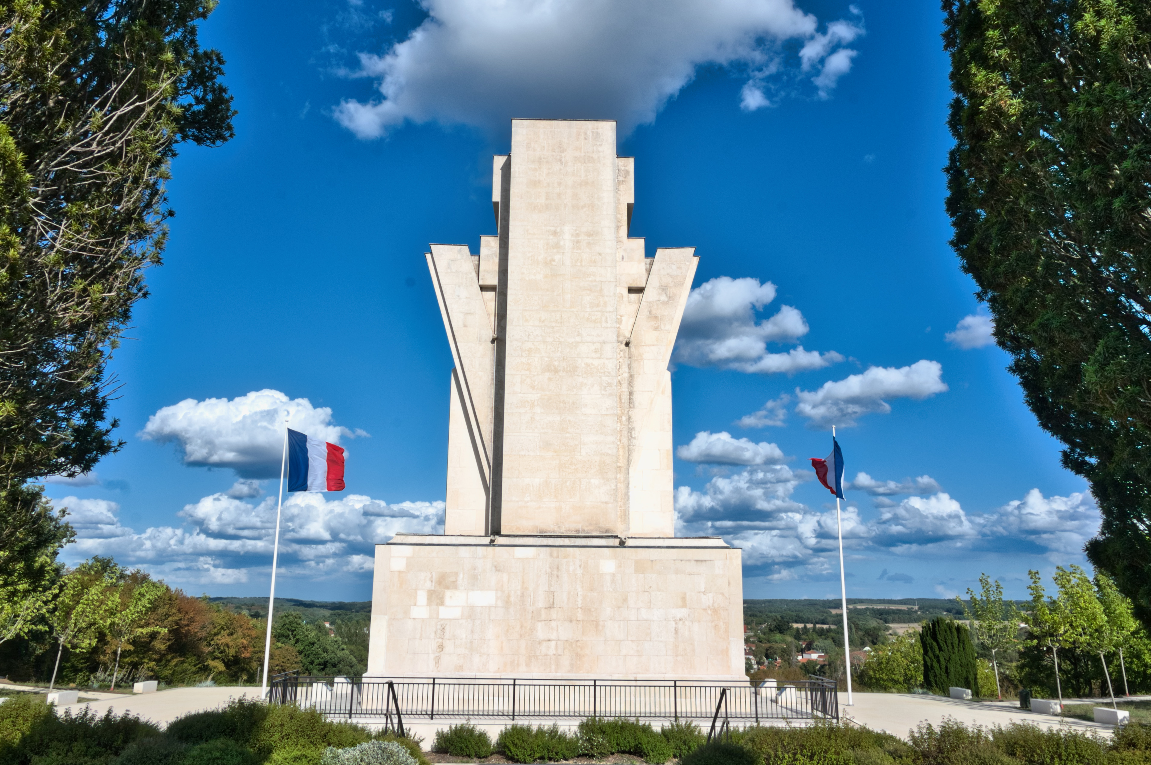 Inauguration Le 21 octobre 1951 par le président Vincent Auriol, Un espace de 2 hectares qui abrite les tombes de plus de 2 200 résistants et soldats (4)