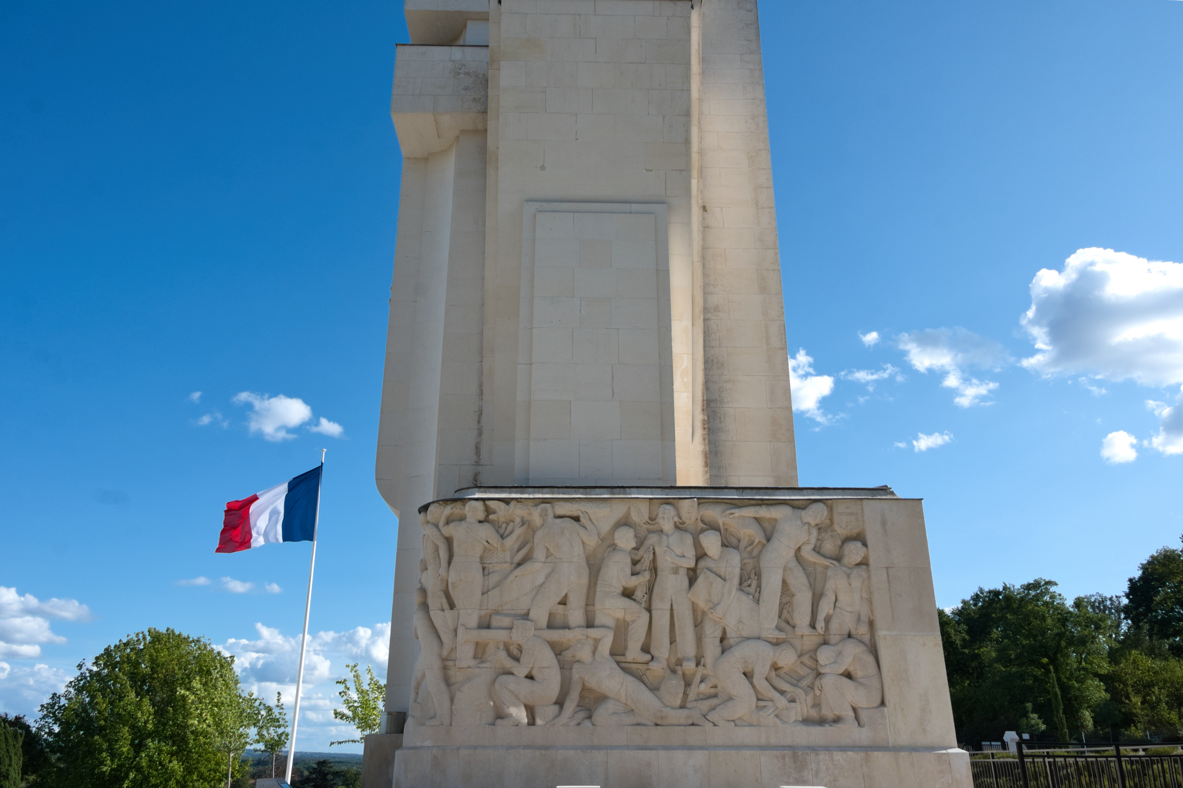 bas relief sculpté du Mémorial Chasseneuil Le bas relief illustre la vie et l'action de la résistance civile et militaire (1)