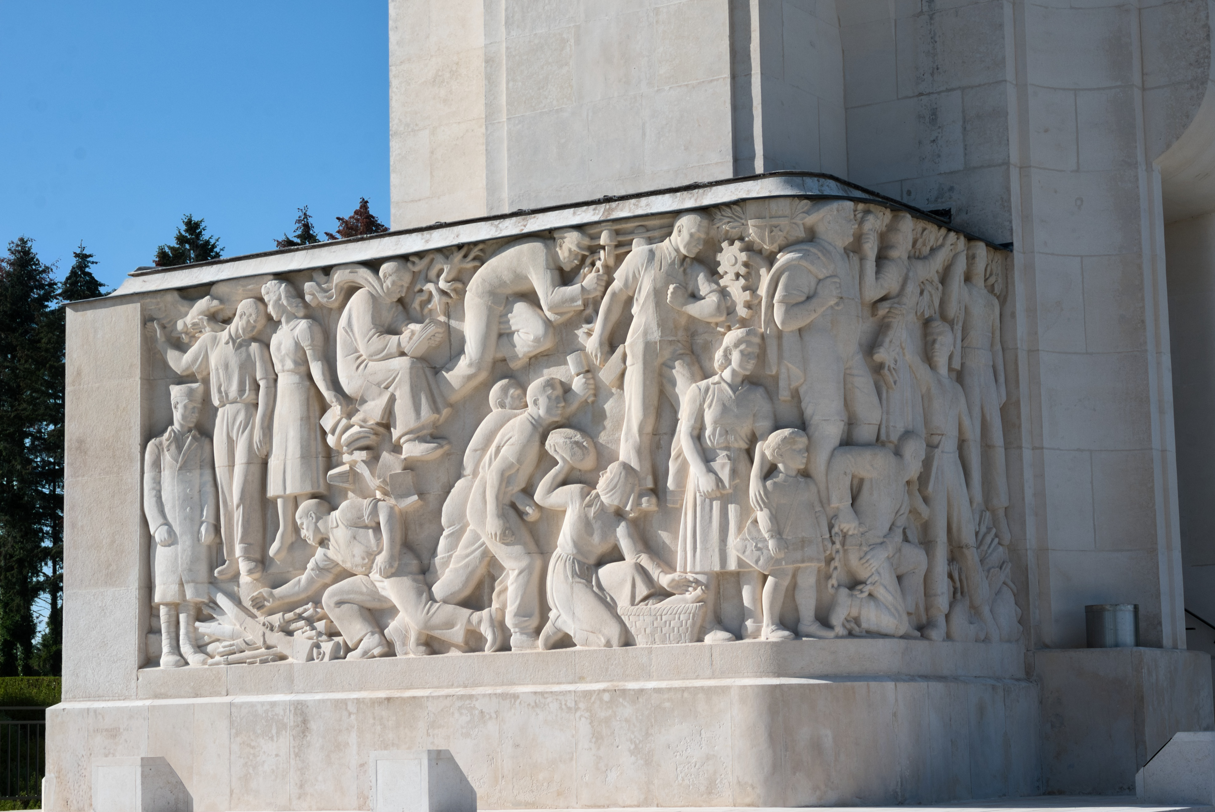 bas relief sculpté du Mémorial Chasseneuil Le bas relief illustre la vie et l'action de la résistance civile et militaire (5)