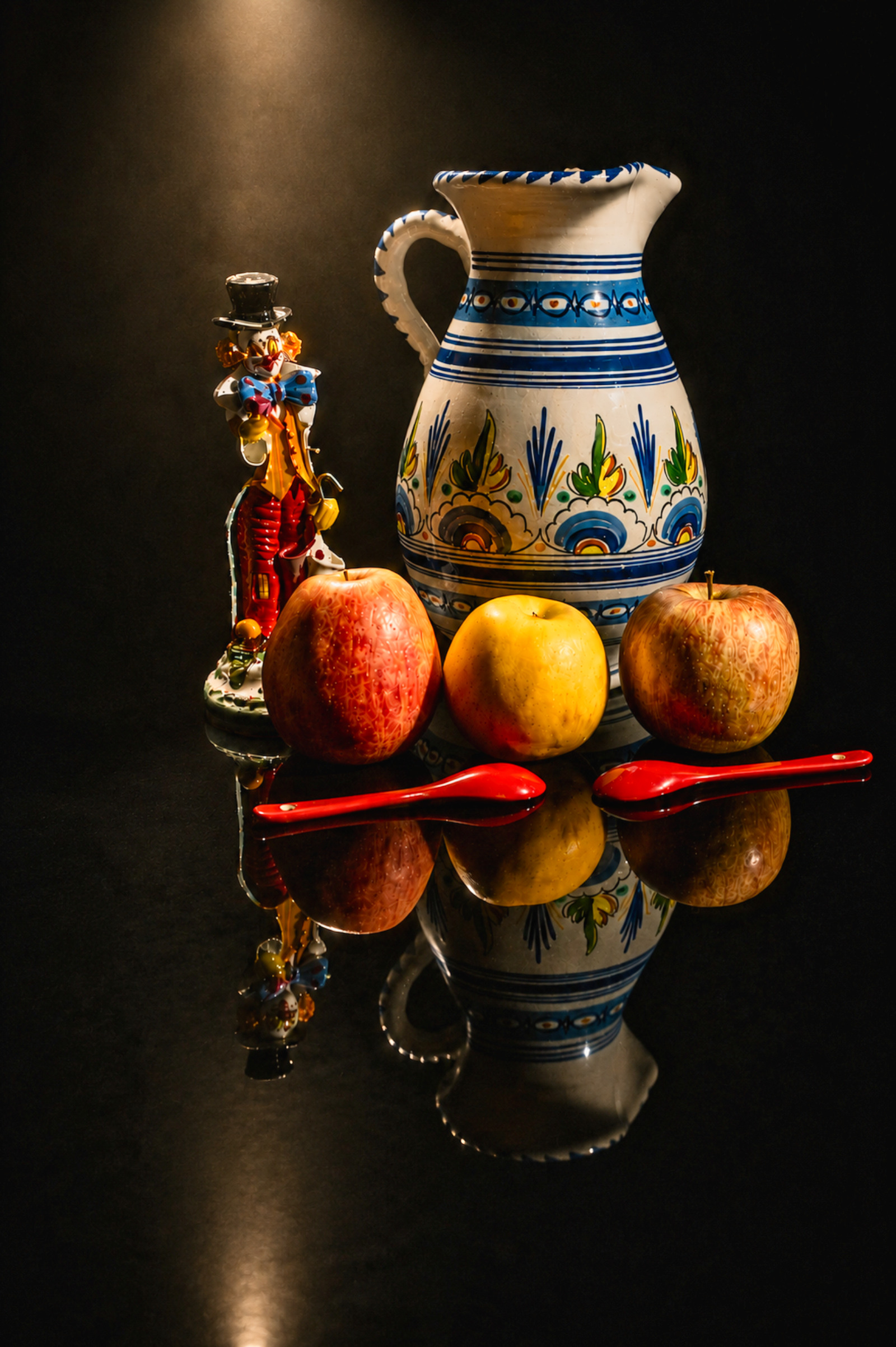 Une lumière, quelques couleurs, un reflet… et les objets ordinaires deviennent souvenirs.)