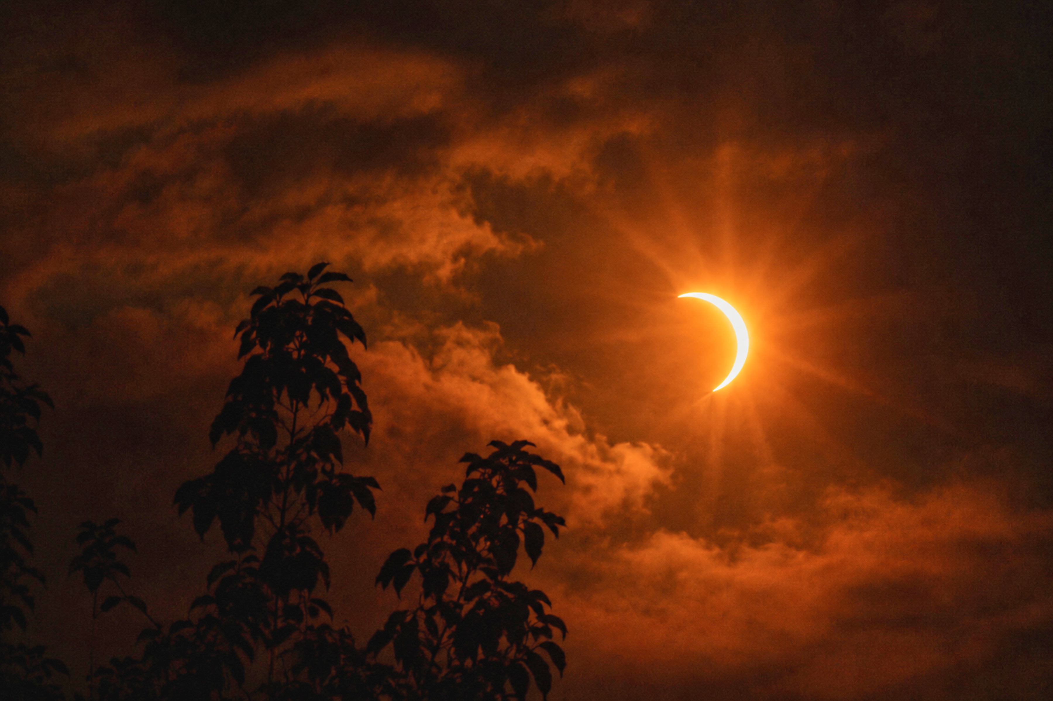 Éclipse solaire au crépuscule orange (1)