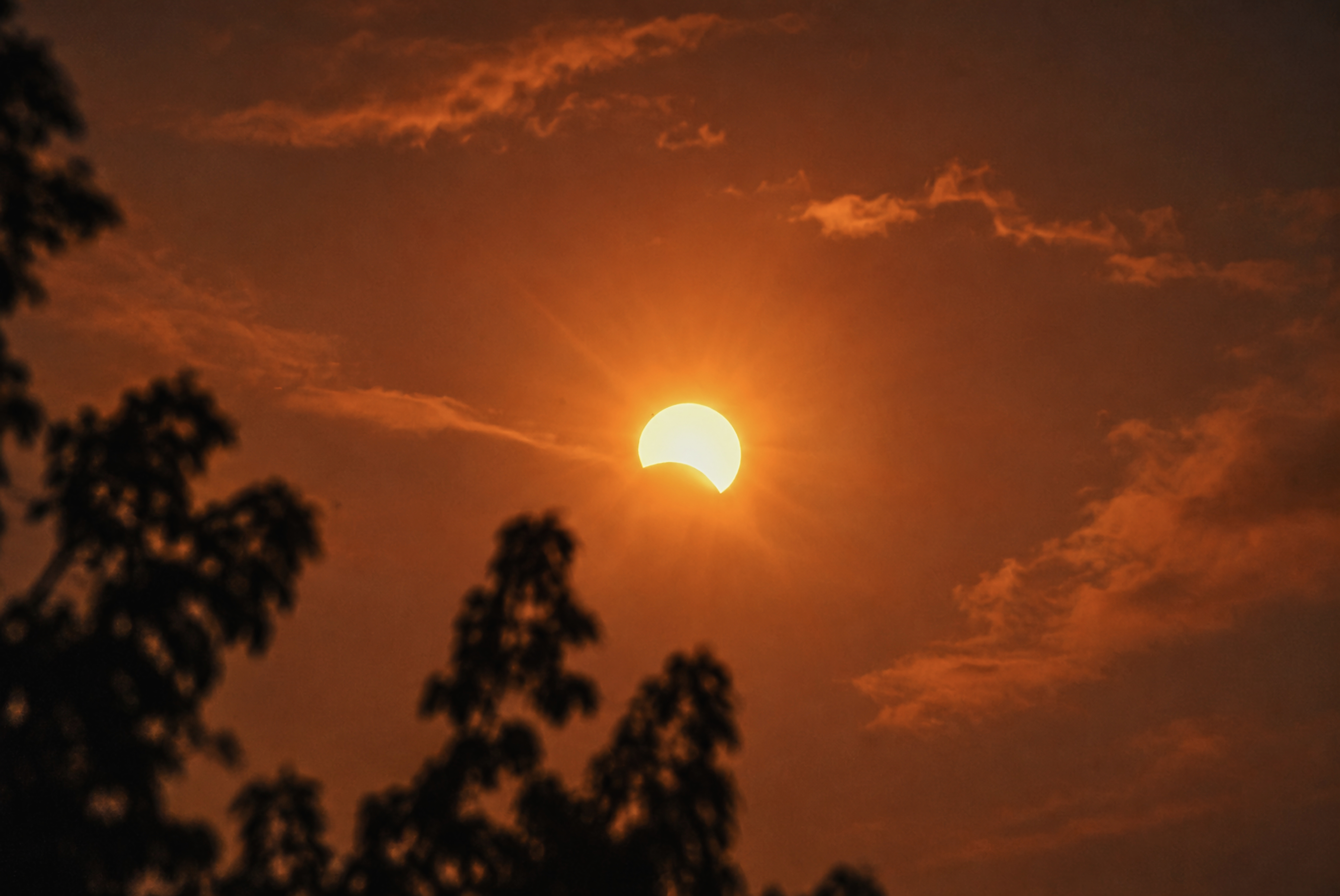 Éclipse solaire au crépuscule orange (4)
