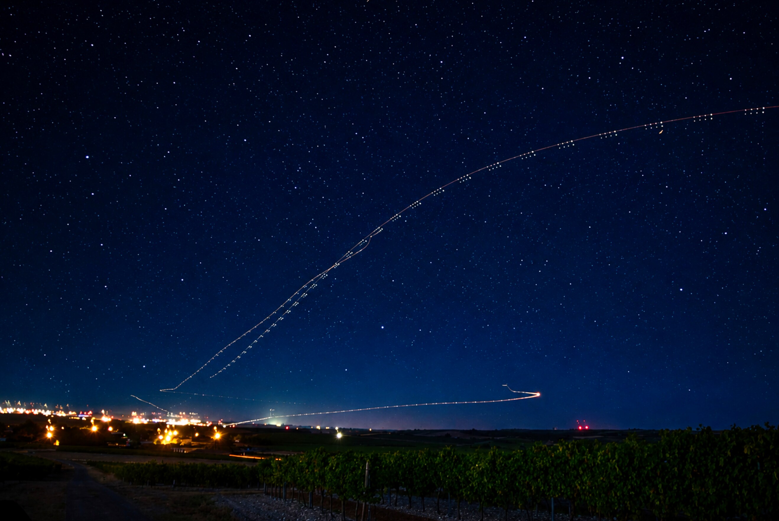 Vignes étoilées et traînées lumineuses des Pilatus PC 21 au dessus de la Base aérienne 709 Cognac Châteaubernard (4)