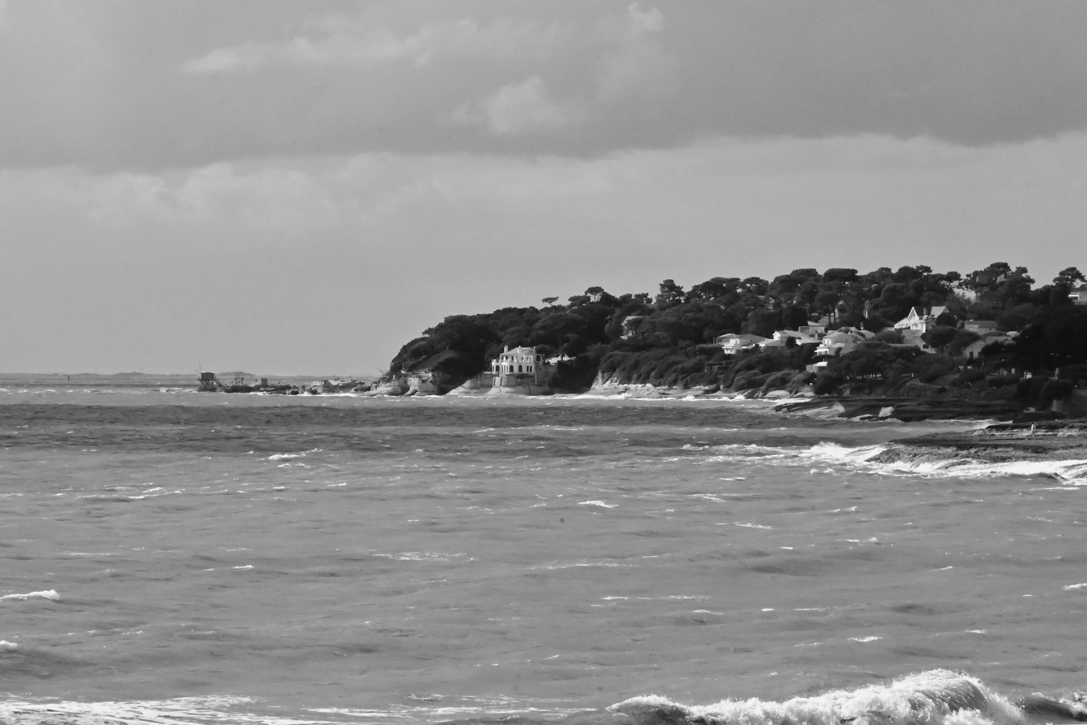 Villa Minerve vue depuis le littoral, avec la côte des Pierrières et les carrelets.